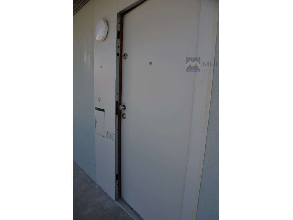 T0 +1 Novo com Varanda e Garagem e excelentes vista à Rua do Bonjar...-32
