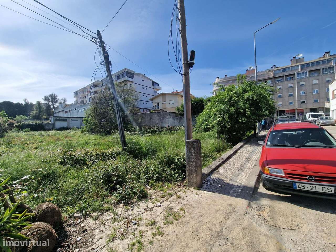 Terreno urbano com excelente localização no centro de São João da Made - Mais
