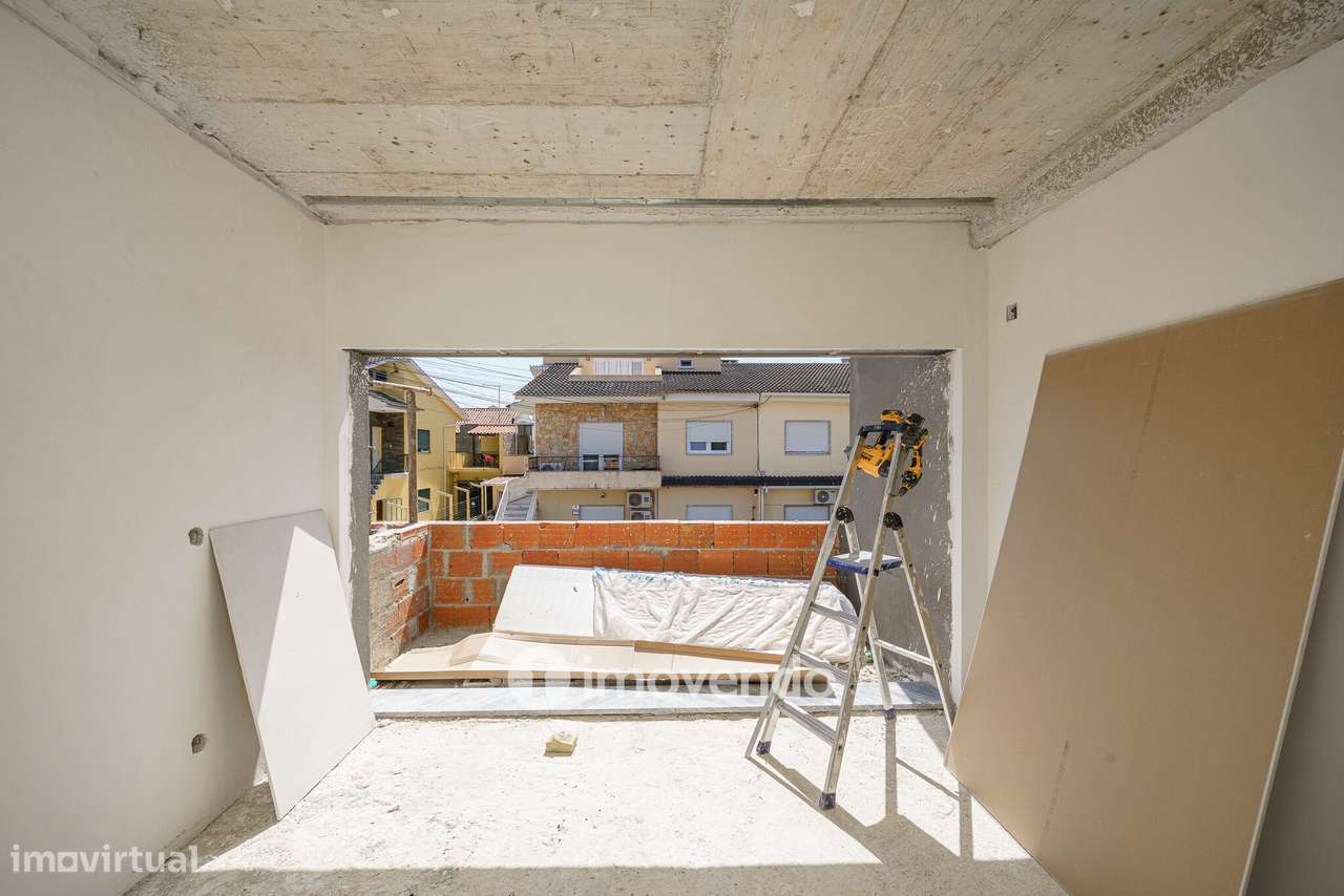 Moradia geminada T3+1 em fase de construção, em Pinhal de Frades-19
