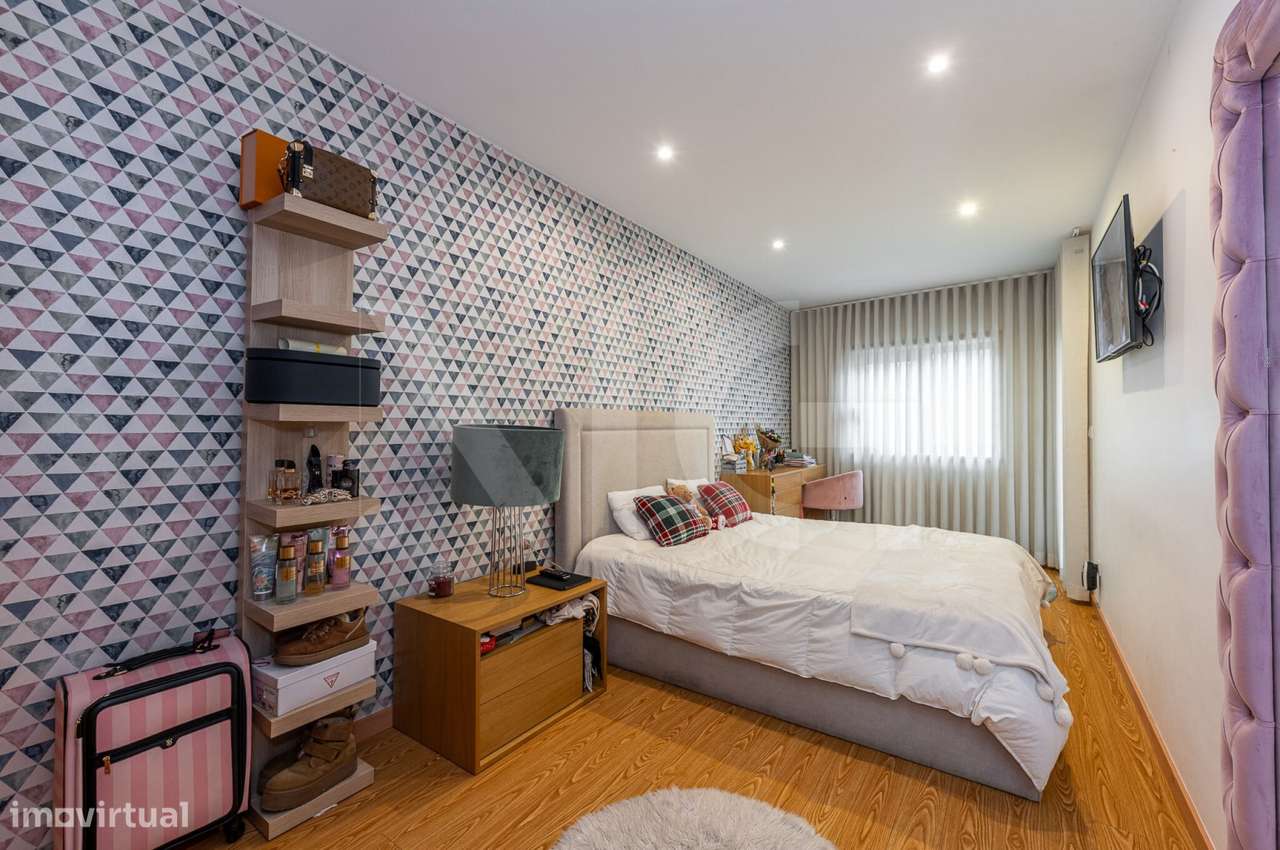 Moradia T3 com pátio, anexos e garagem em Paranhos - Porto-27