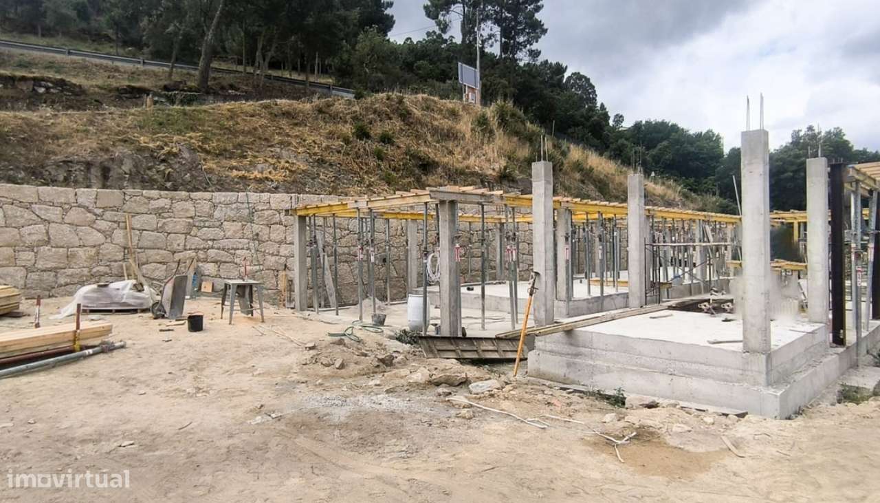 Venda de Moradia V4 em construção, em frente ao rio, Oliveira do Dou-16