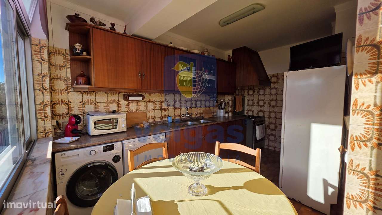 Apartamento T2 no Bairro Azul, no Centro de Caldas da Rainha, com 124-11