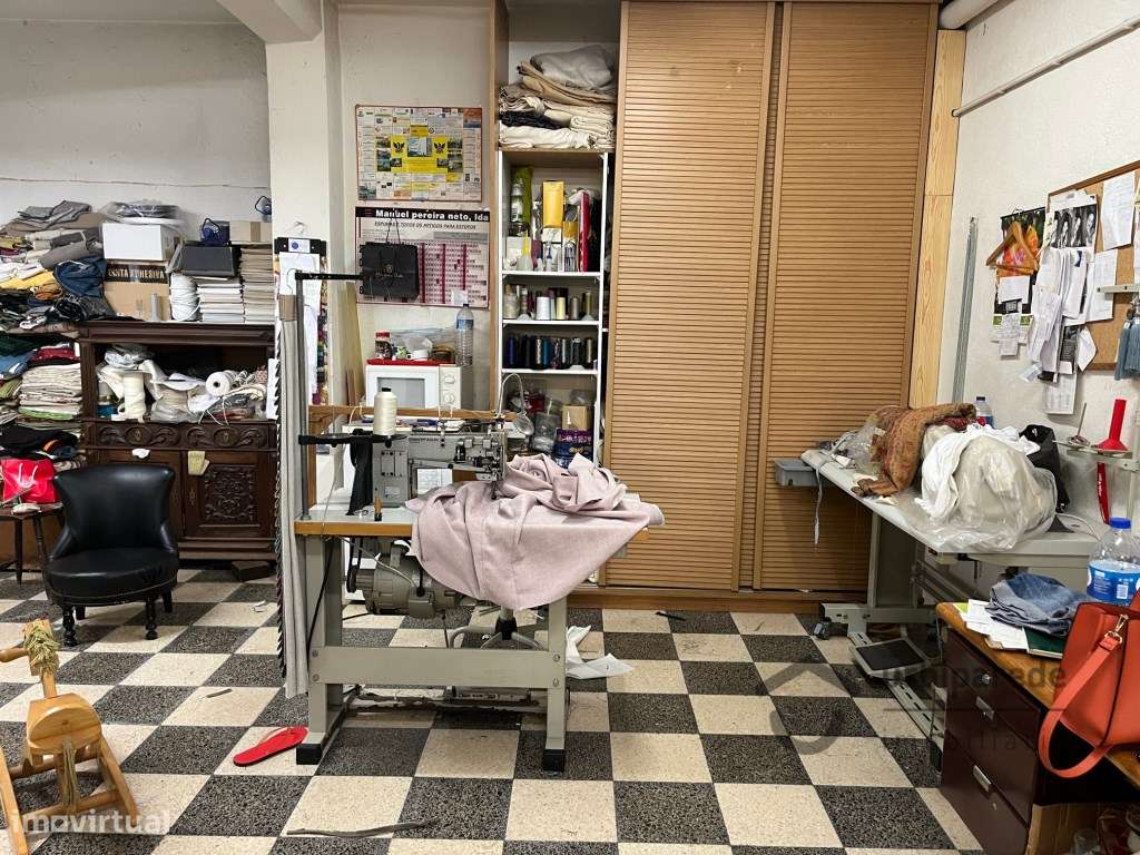 Loja em Oeiras com 400m2, com dois pisos, disponível.-23