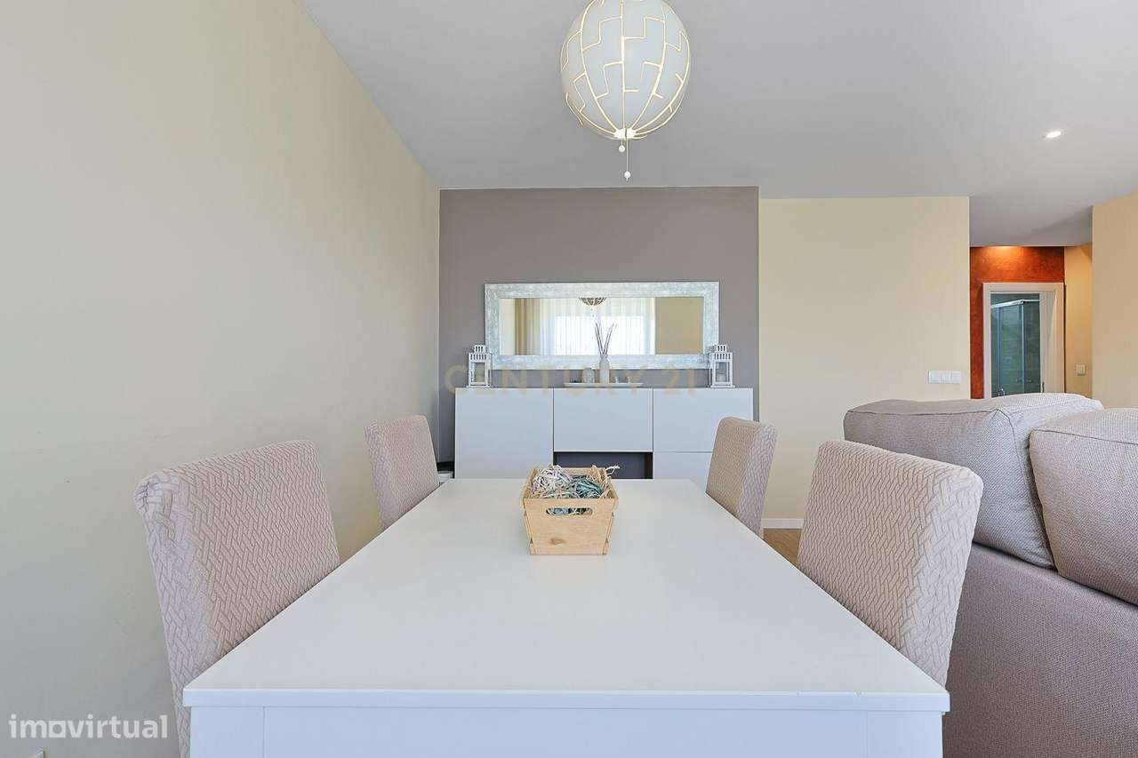 T3 Remodelado com Varanda e Vista para Lisboa – Torre da Marinha, Seix-5