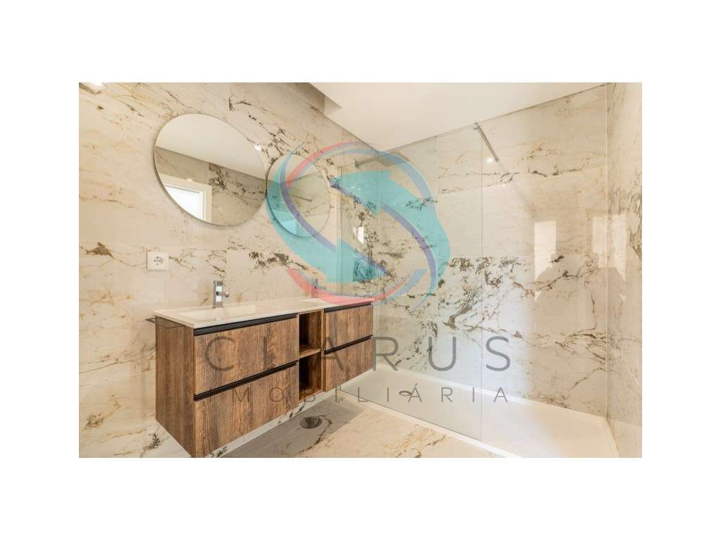 Moradia geminada à venda na Rua Infante Dom Henrique s/n-10