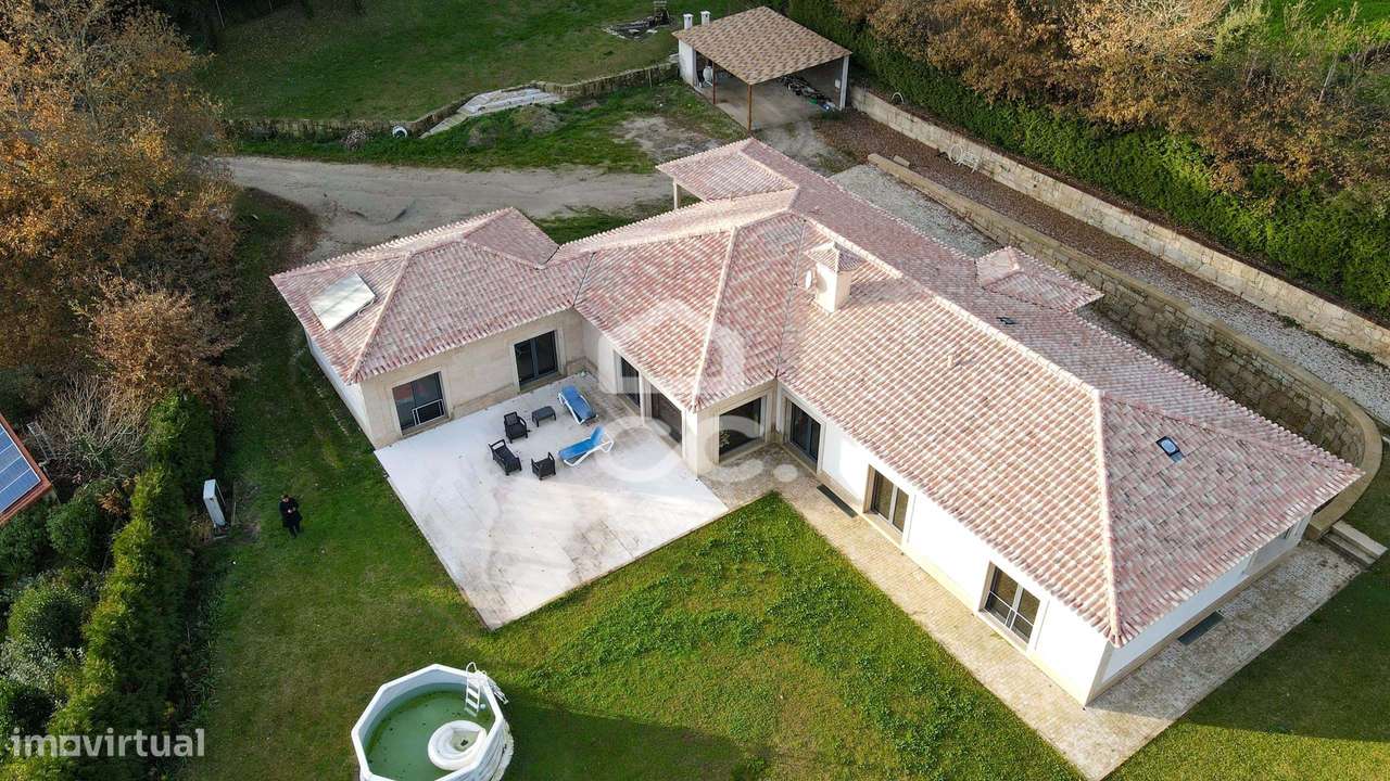 Moradia Térrea de Luxo com Cave | Conforto, Eficiência e Espaço Exteri-39