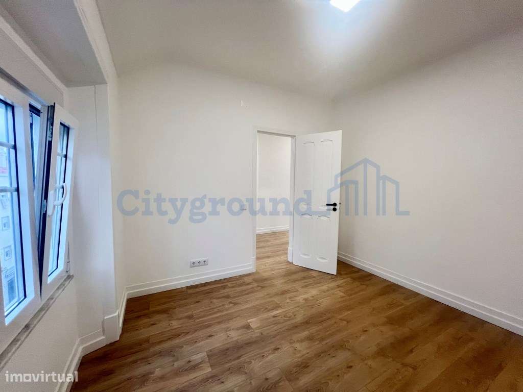 T2 totalmente renovado com excelente luminosidade e vista lateral p...-5