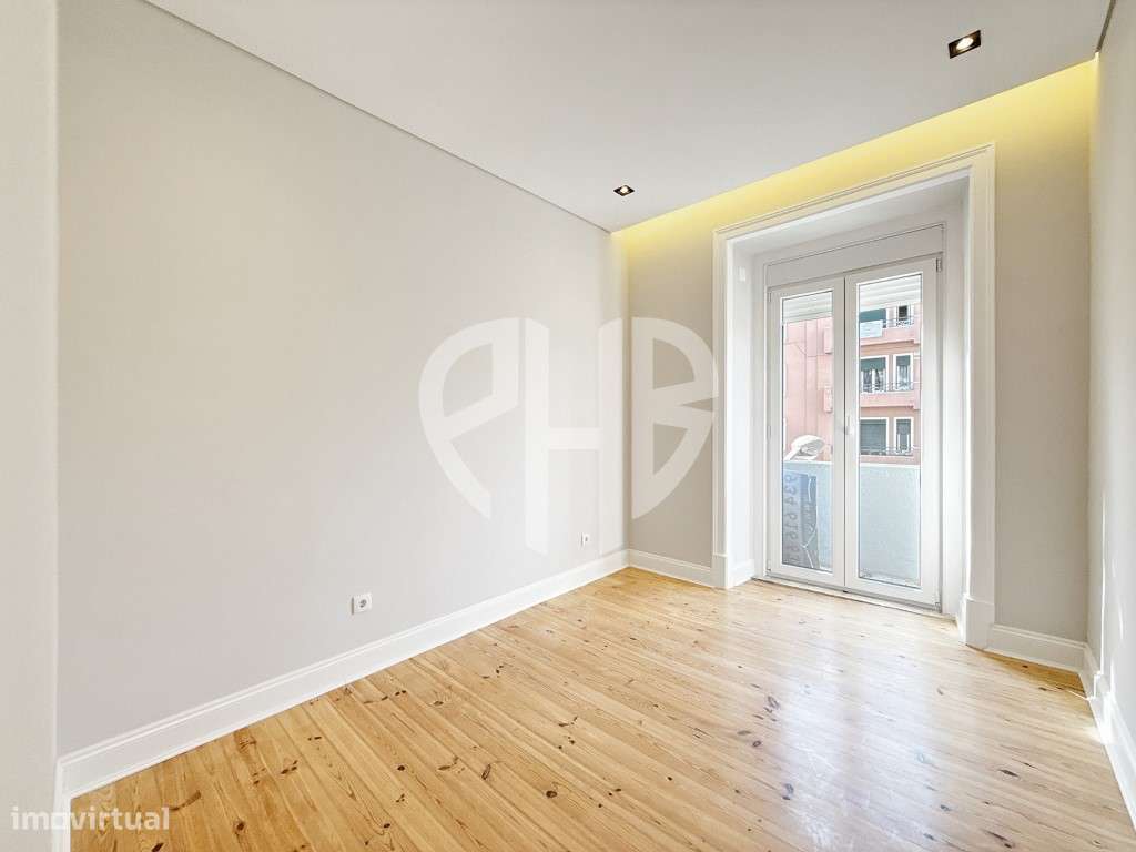 Apartamento T3 // Totalmente Renovado - Av. Almirante Reis-34