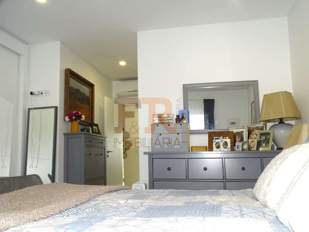 Semi-Nova Geminada Duplex T3 com Piscina Fernão Ferro-32