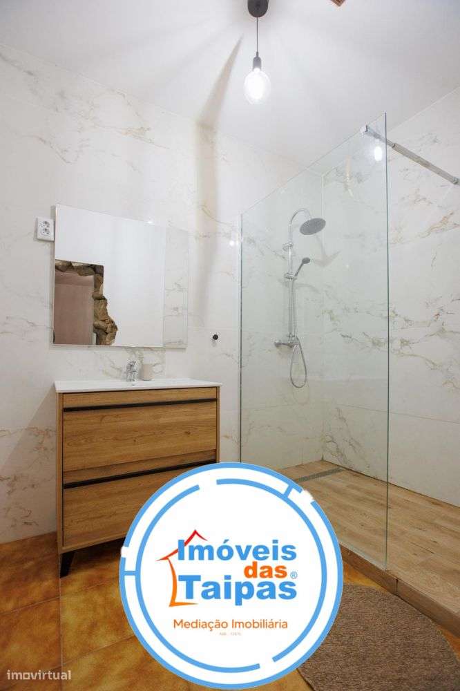 Vende-se Moradia Individual e rés-do-chão - T2-16