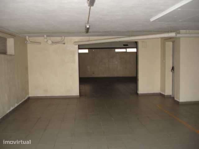 Garagem e Arrumos com WC - 60 m2 - Grande imagem: 4/12