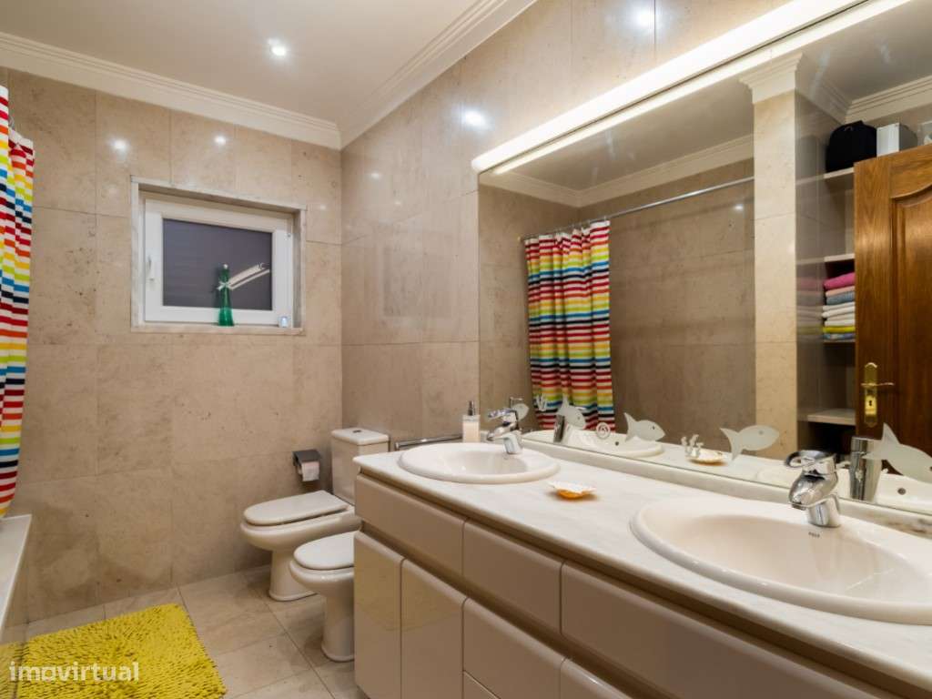 Moradia T4+1 localizada no bairro do 'Casal Novo'.-15