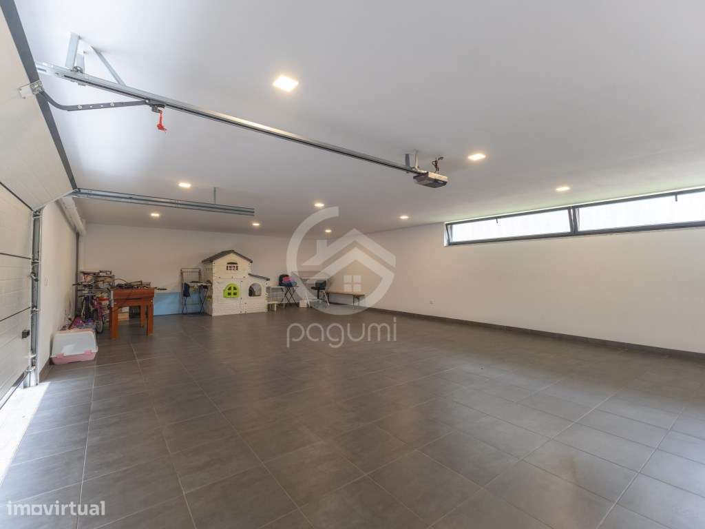 Moradia Contemporânea | 1.470 m² | A 1 Minuto da A4-45