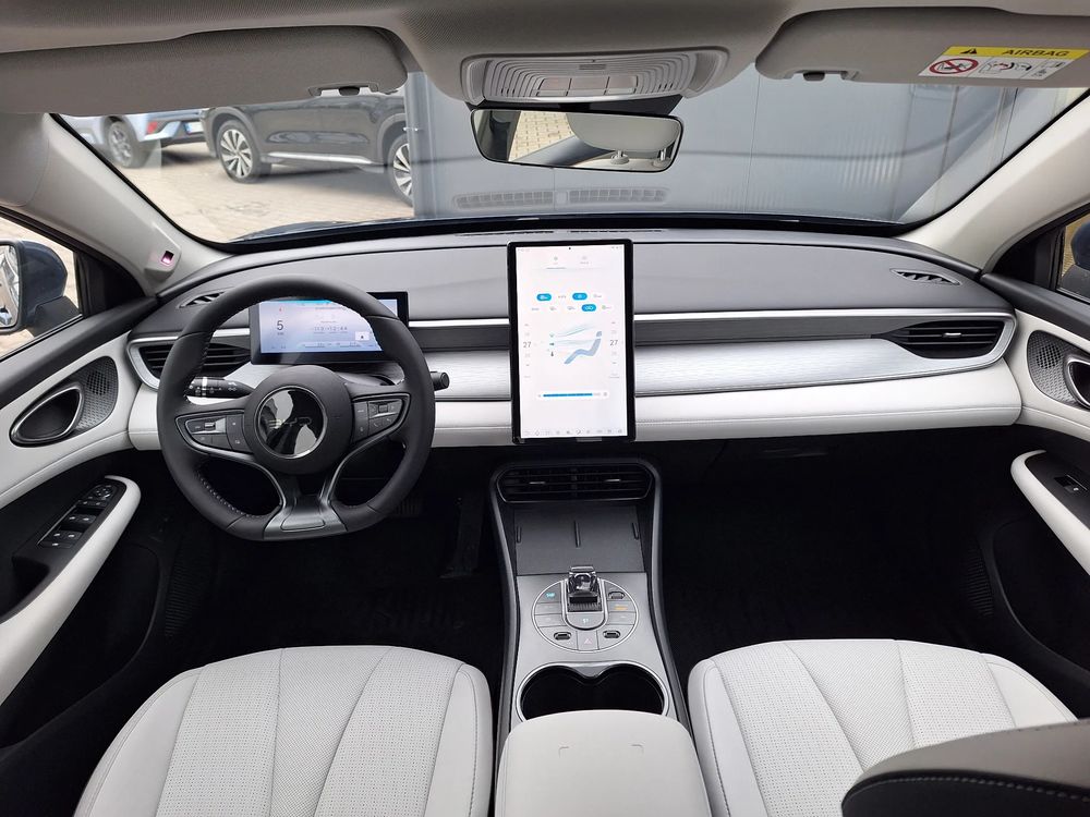 Zasięg 1050 km / Kamera cofania / Ekran 12,8 ''