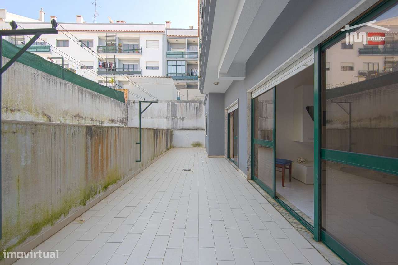 T2 com Terraço , Garagem e Arrecadação | Vale Mourão-1