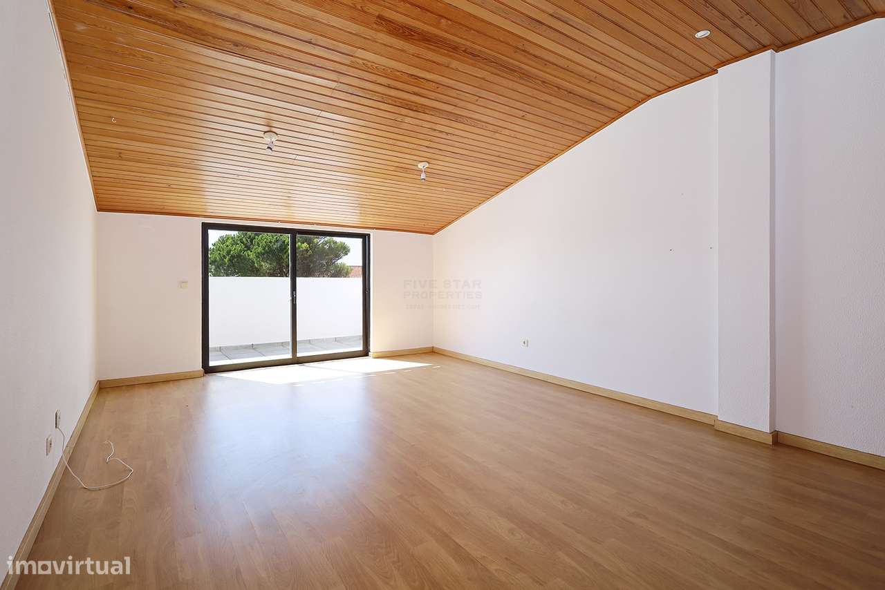 Moradia com duas fracções – Rentabilidade Imediata – Porto Salvo – Oei-43