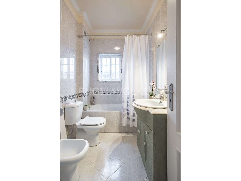 Moradia T5 com piscina em Sobreda de Caparica-14