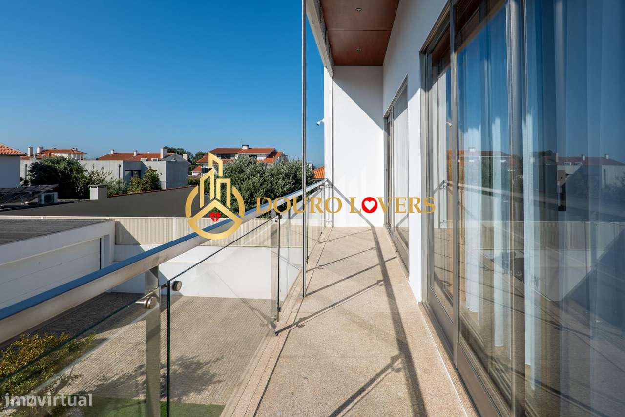 Moradia T3 Moderna com Vista de Mar | A 5 Minutos da Praia | Canidelo - Grande imagem: 2/59