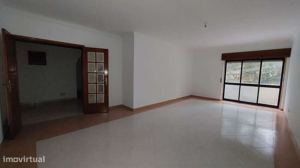 Espaçoso apartamento T2 em Mem Martins - Grande imagem: 5/16