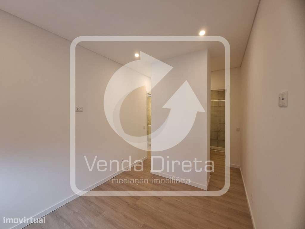 T4 totalmente remodelado no Barreiro com Varanda.-23