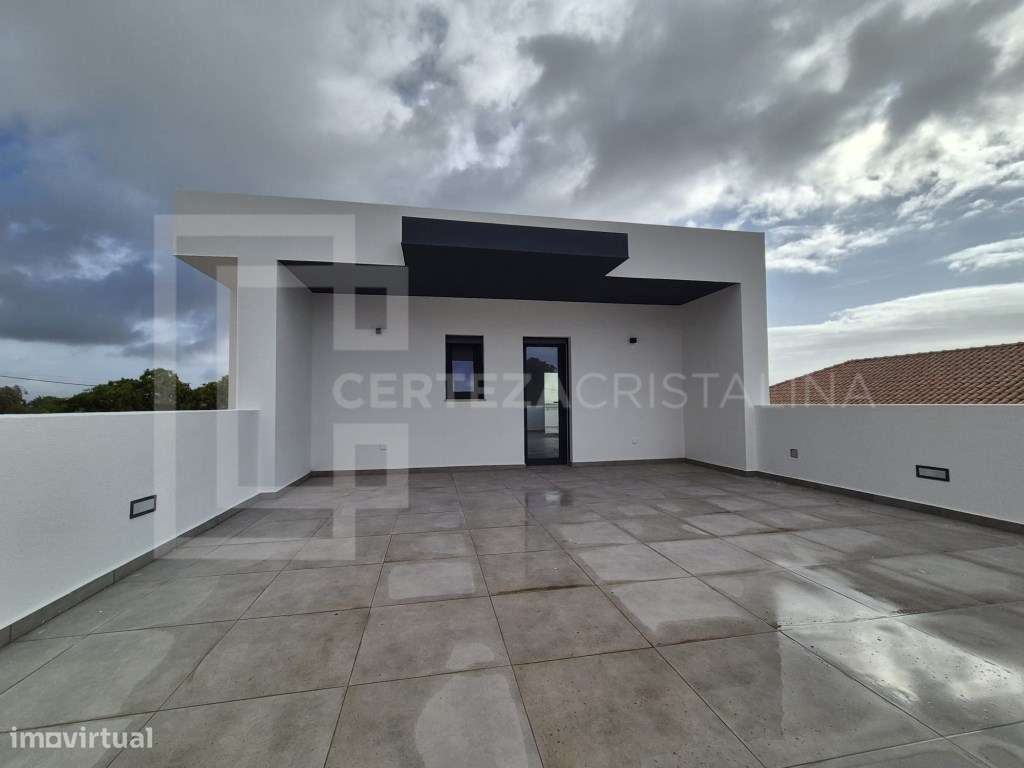 MORADIA CONTEMPORÂNEA COM PISCINA PRIVADA E GARAGEM-11