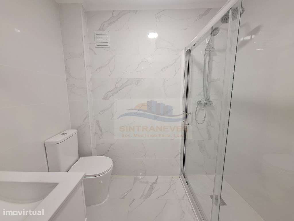 T2 em remodelação total, edifício e fracções como novos.-9