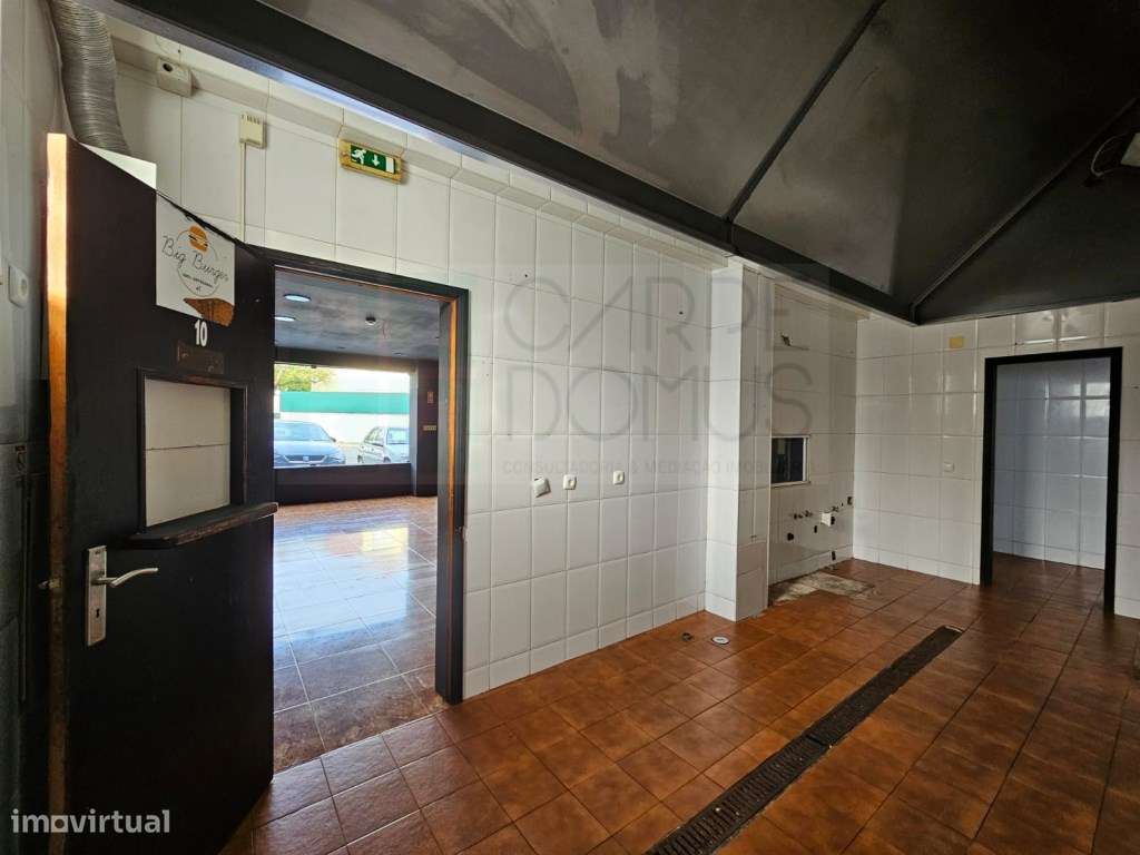 Prédio com Comércio e 2 apartamentos, em Mem Martins, Sintra-8