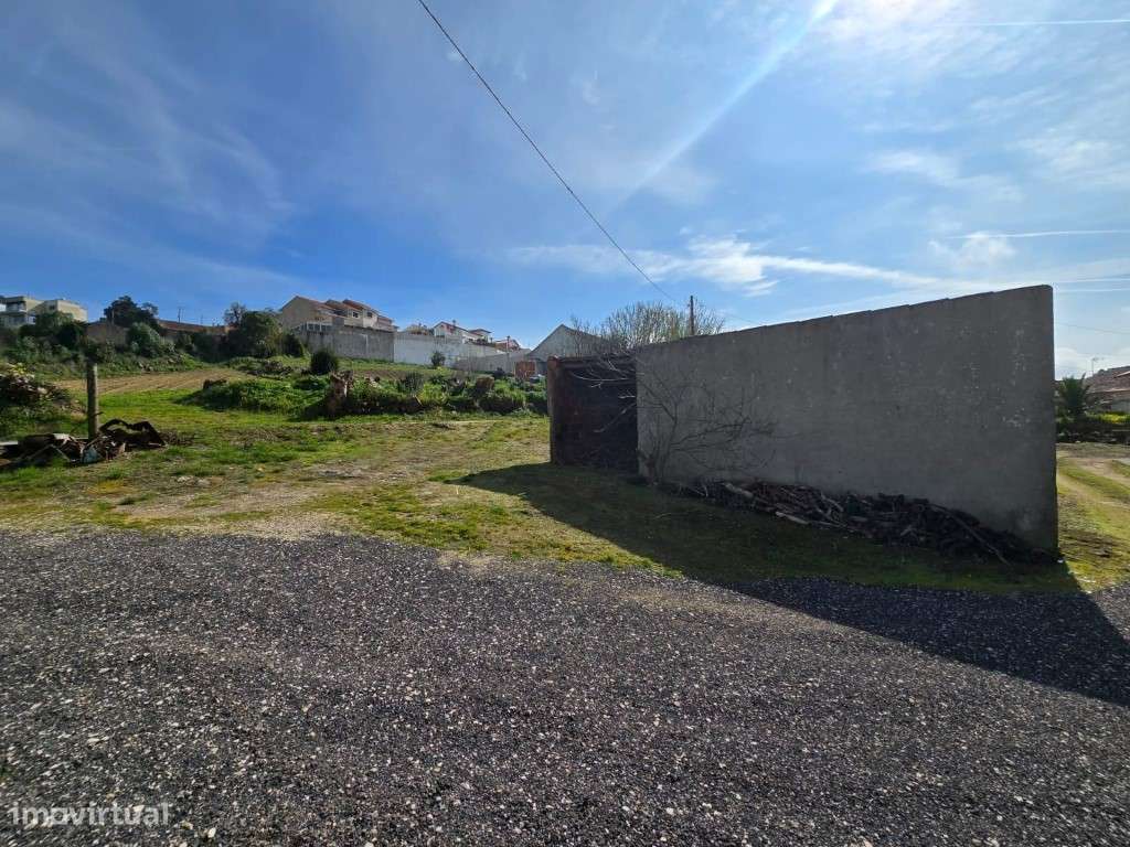 Moradia T3 com terraço, terreno e arrecadação para remodelar, Folgo...-24