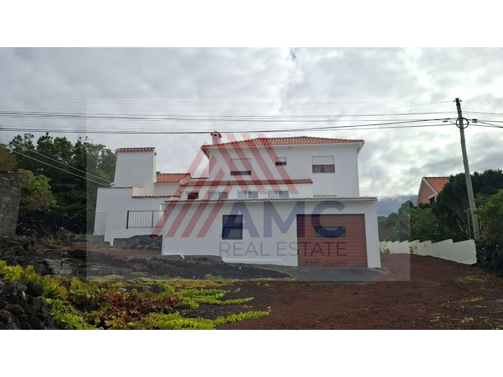 MORADIA COM 2 PISOS 11 DIVISÕES E 2 GARAGENS NA CANDELÁRIA, MADALEN...-36