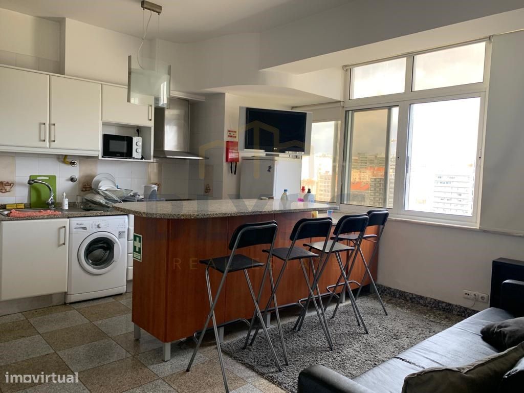 Apartamento T2 Duplex, na Av. 5 de Outubro - Lisboa.