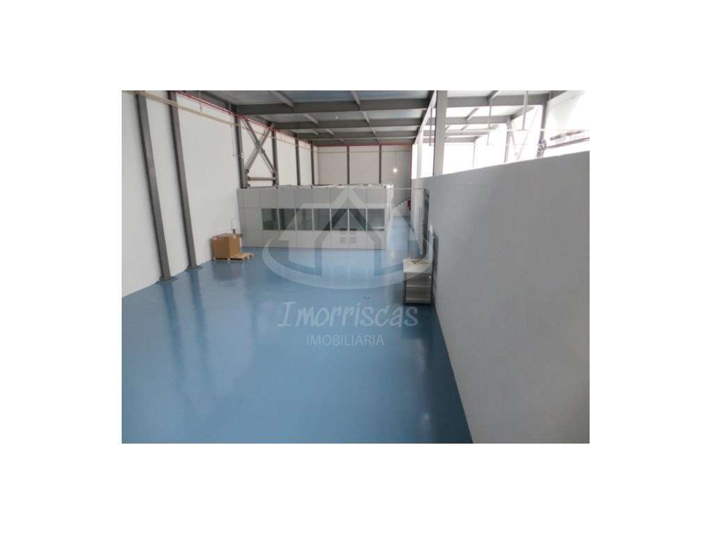 Armazém com 810 m² em São Julião do Tojal - Grande imagem: 1/17