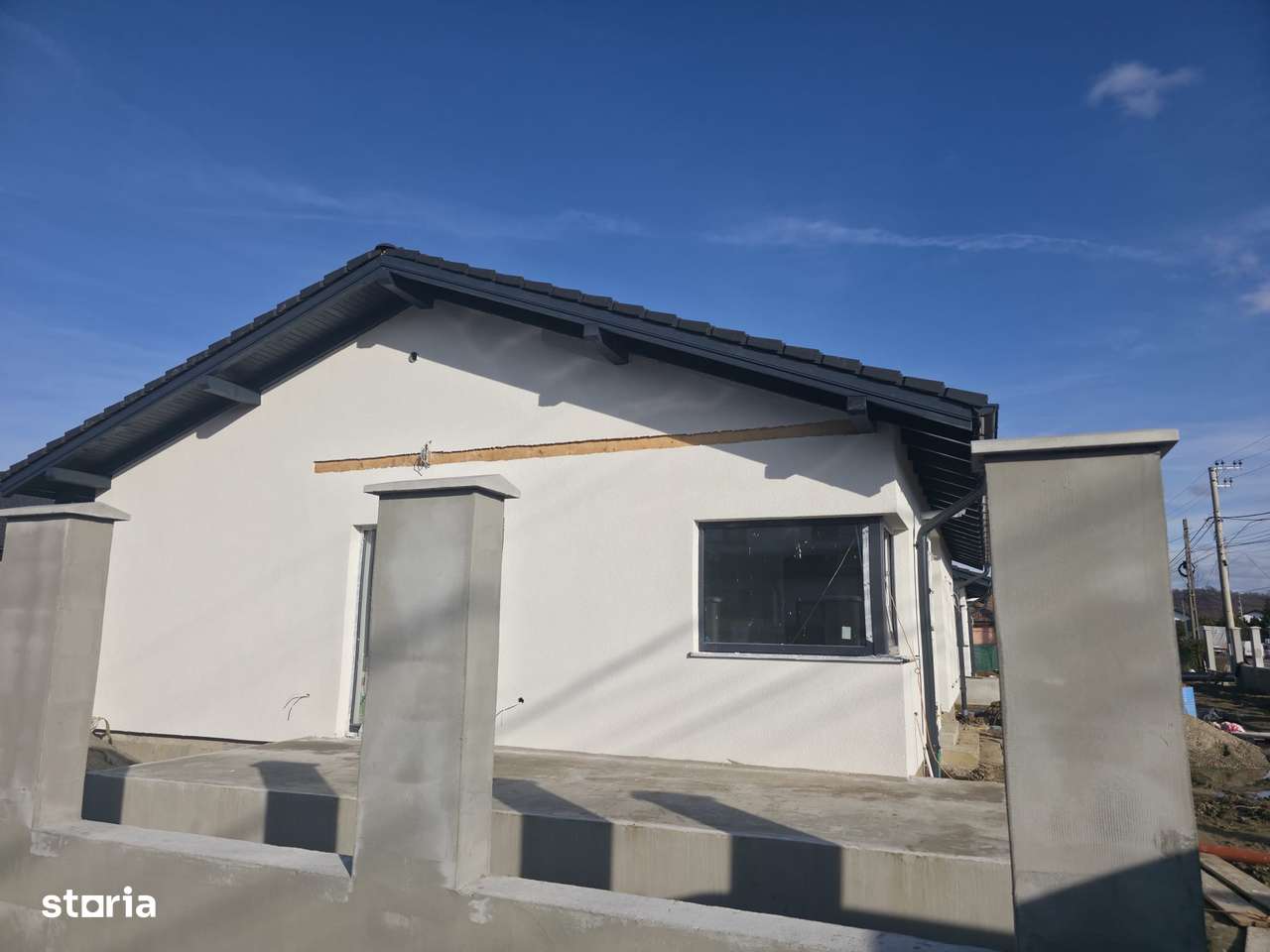 2 case tip parter, 4 camere, 2 bai, 5 arii teren, la cheie + gard-13