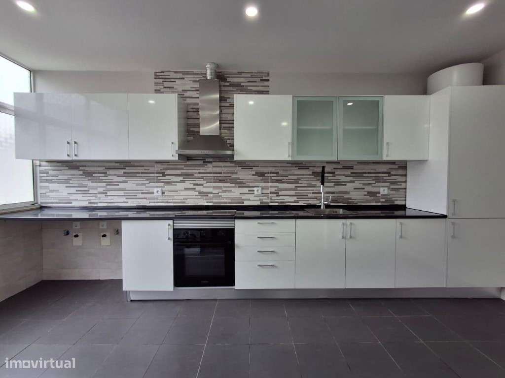 APARTAMENTO T1+1 NA RUA 26 DE JANEIRO - BAIXA DA BANHEIRA-0