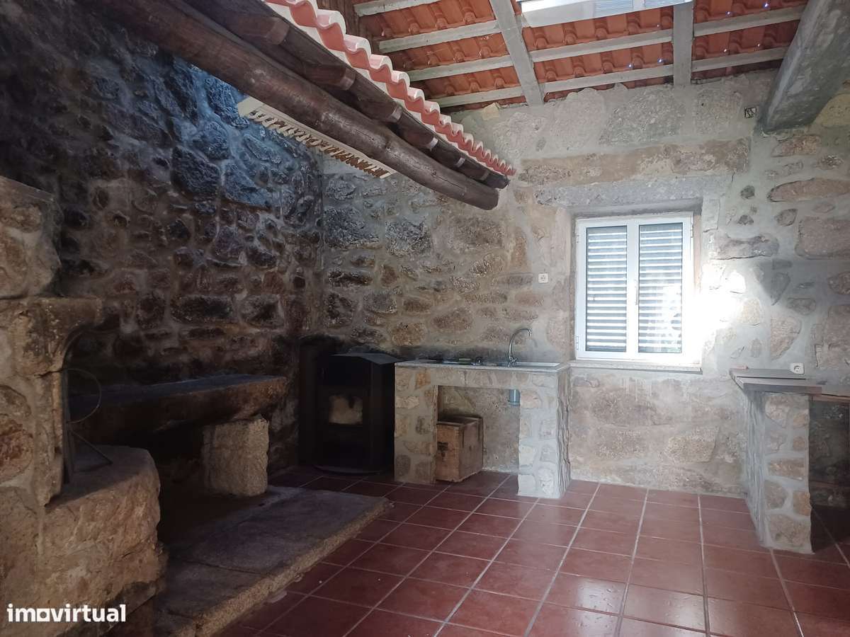 Mor.INDIVIDUAL  2300m2 de terreno + artigo urbano (Tipo T0)  em Lago-33