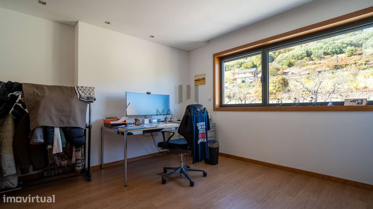 Moradia T4 de Luxo / Centro de Lamego / Jardim e Garagem-21