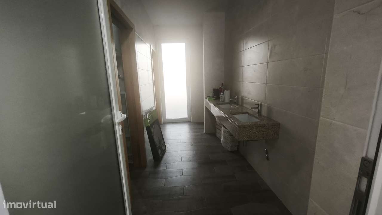 Armazém novo, situado na Zona Industrial de Canelas - Grande imagem: 4/8