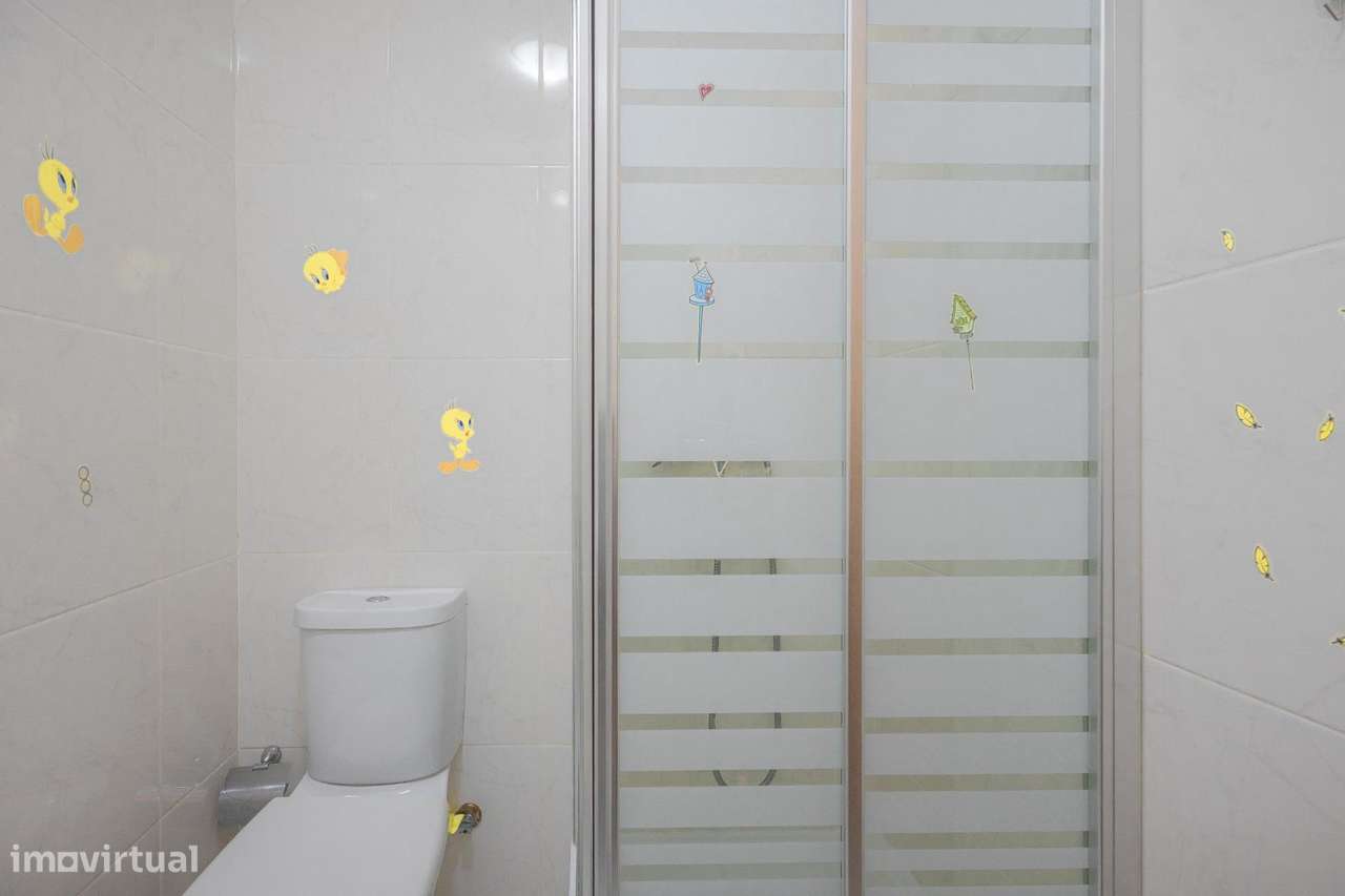 Apartamento T2, Gondomar, com varanda e 2 lugares de garagem-17