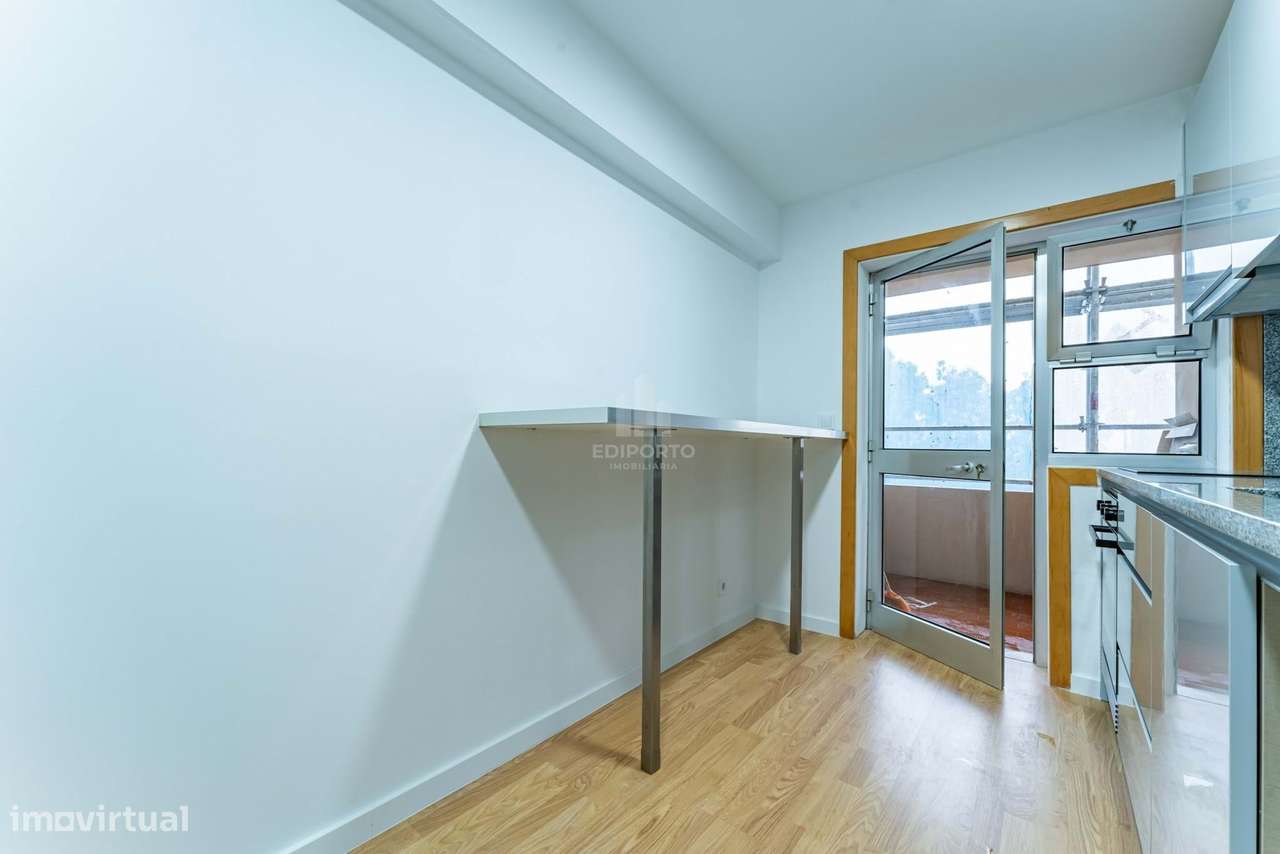 T3 Renovado | 2 Frentes | Varanda | Garagem e Arrumos – Porto junto à-4