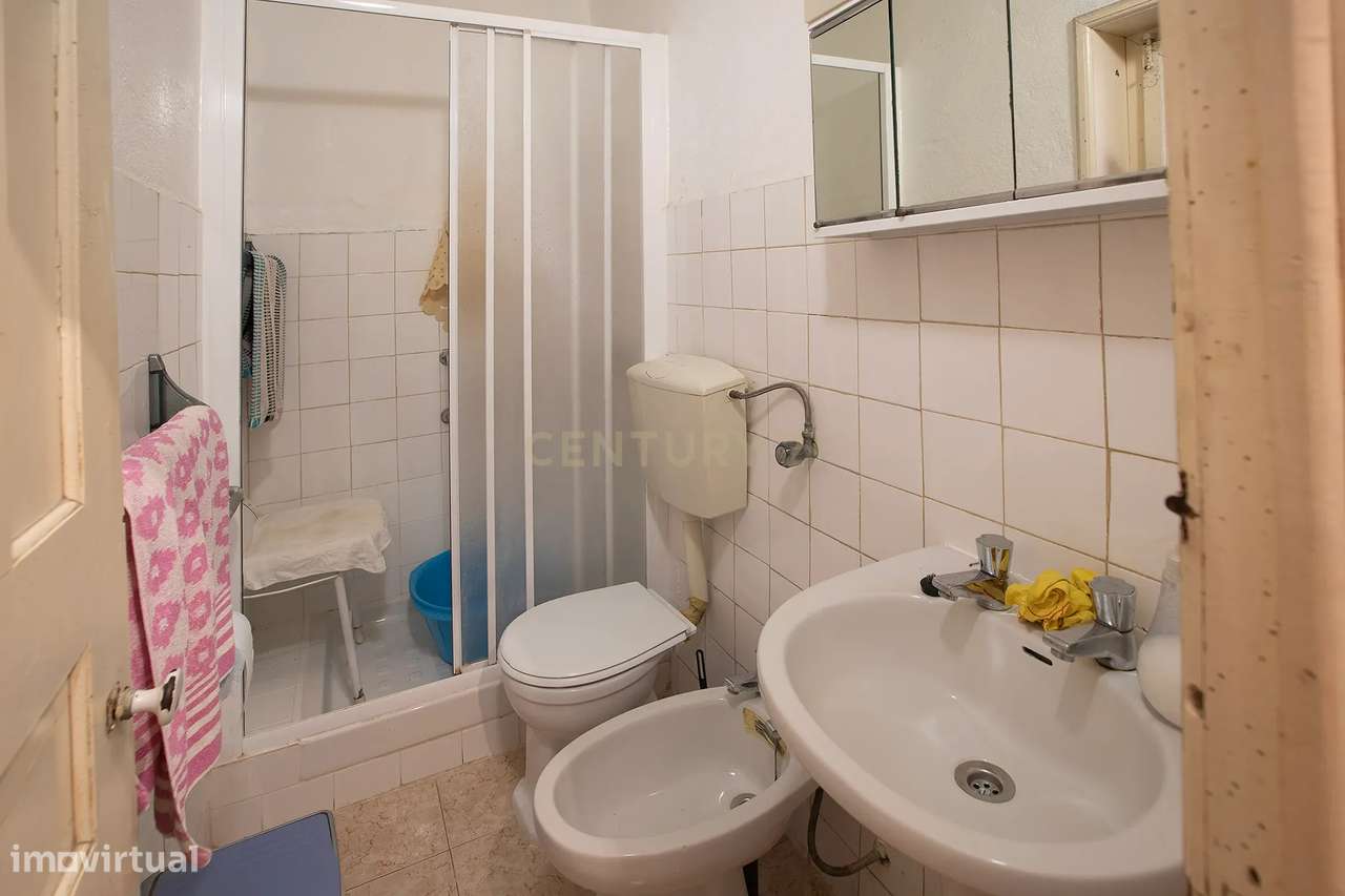 Moradia T3 com Quintal e Alto Potencial no Caramão da Ajuda, Lisboa-9