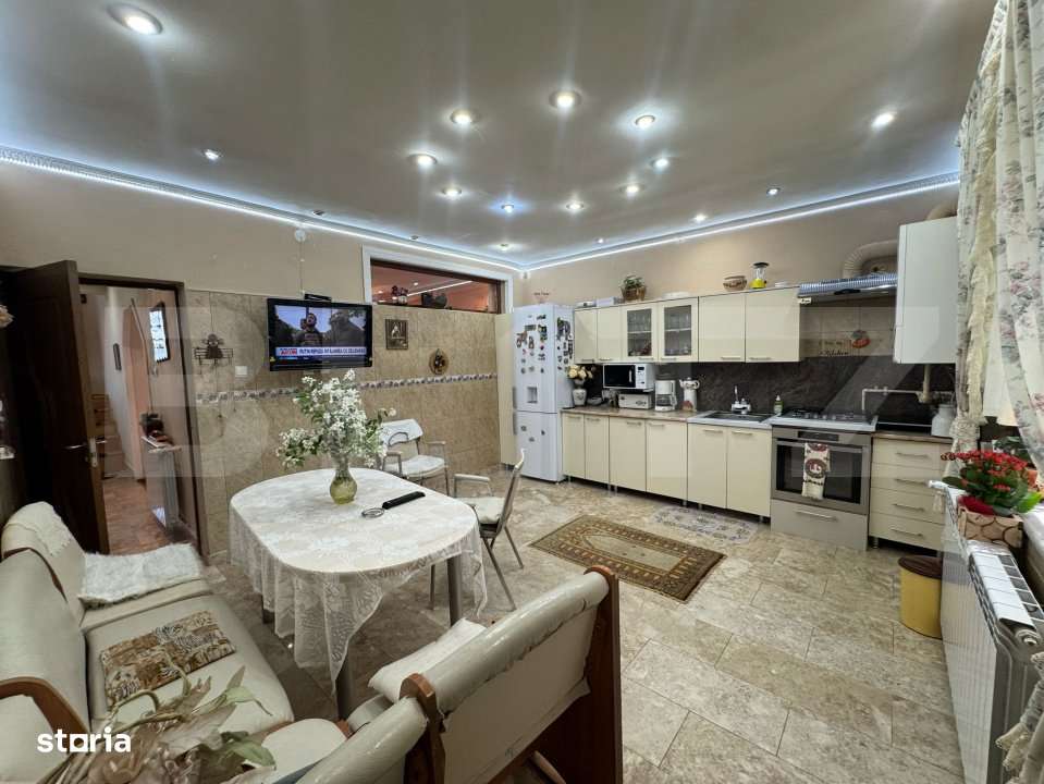 Vila de vanzare, cu 9 camere, 360 mp, zona Orastie - Imagine principală: 4/19