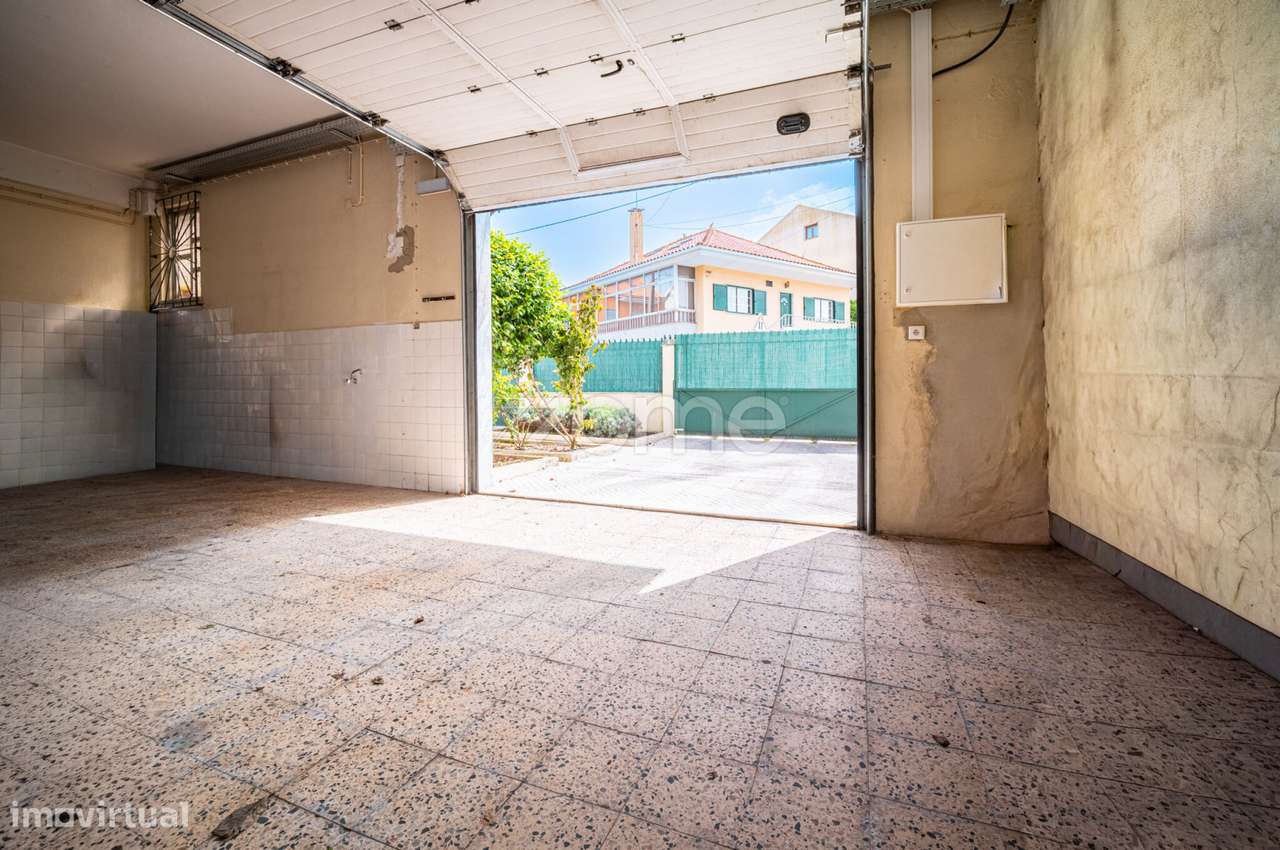 Moradia Geminada T4 com Jardim e Garagem em Zona Tranquila de Camarate-11