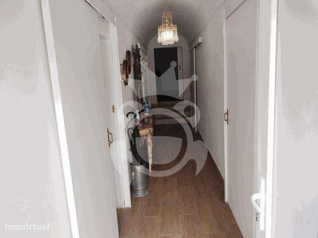 Moradia renovada com grande quintal - Perolivas-1