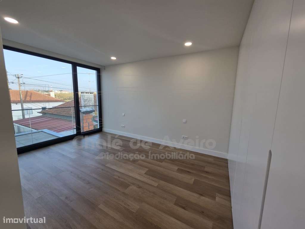 Moradia unifamiliar geminada T3, de 2 pisos, com garagem, anexos e ...-44