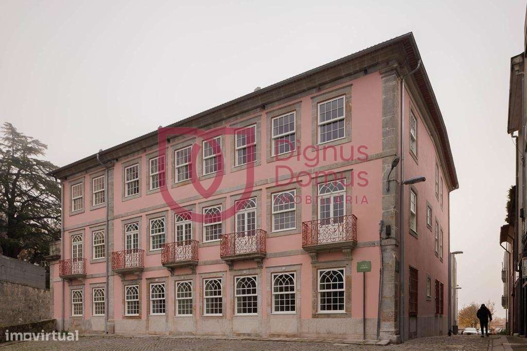 Elegante apartamento T0 Mezanine num Edifício Centenário no Largo do C-19