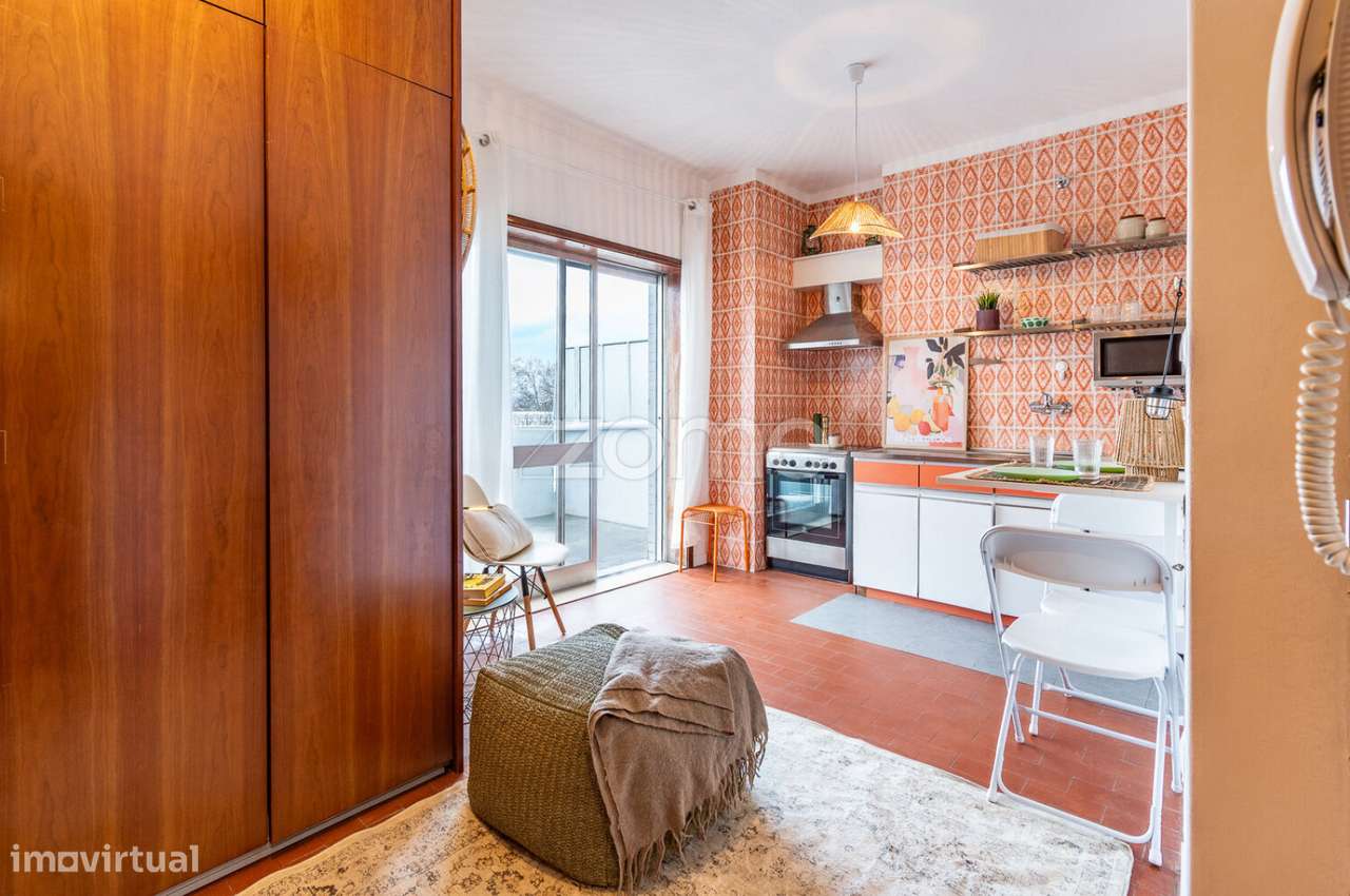 T0 com terraço junto à Praça Velásquez - Grande imagem: 4/23