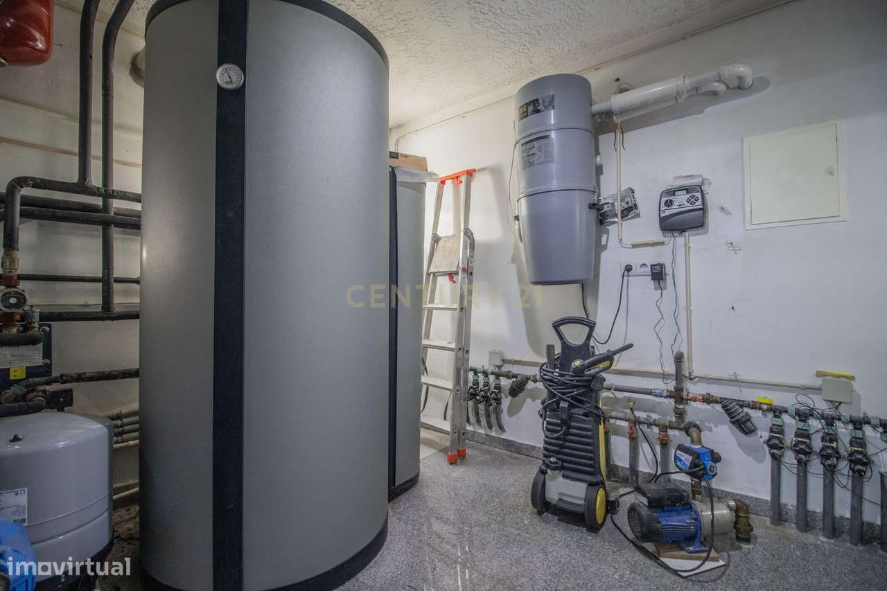 Moradia com piscina, terreno e anexos em Vieira de Leiria e a 2km da p-25