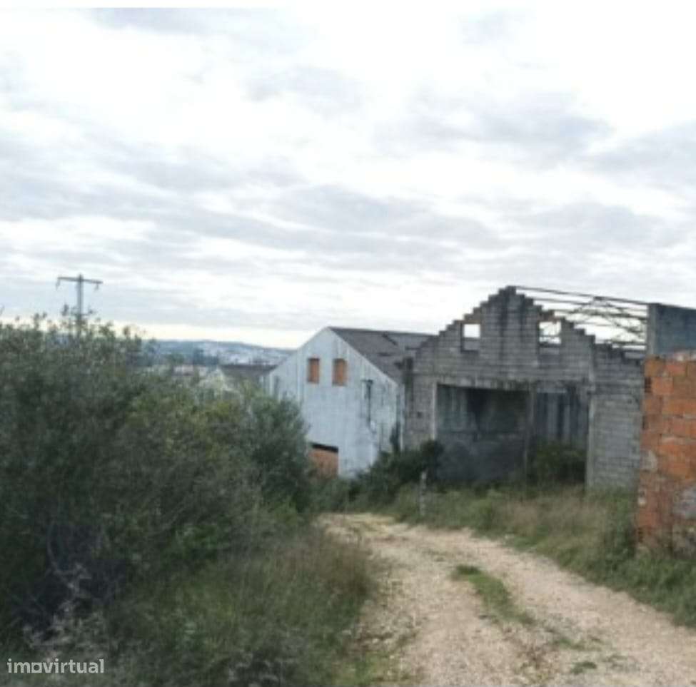 Terreno com armazém inacabado em Coimbra - Grande imagem: 2/6