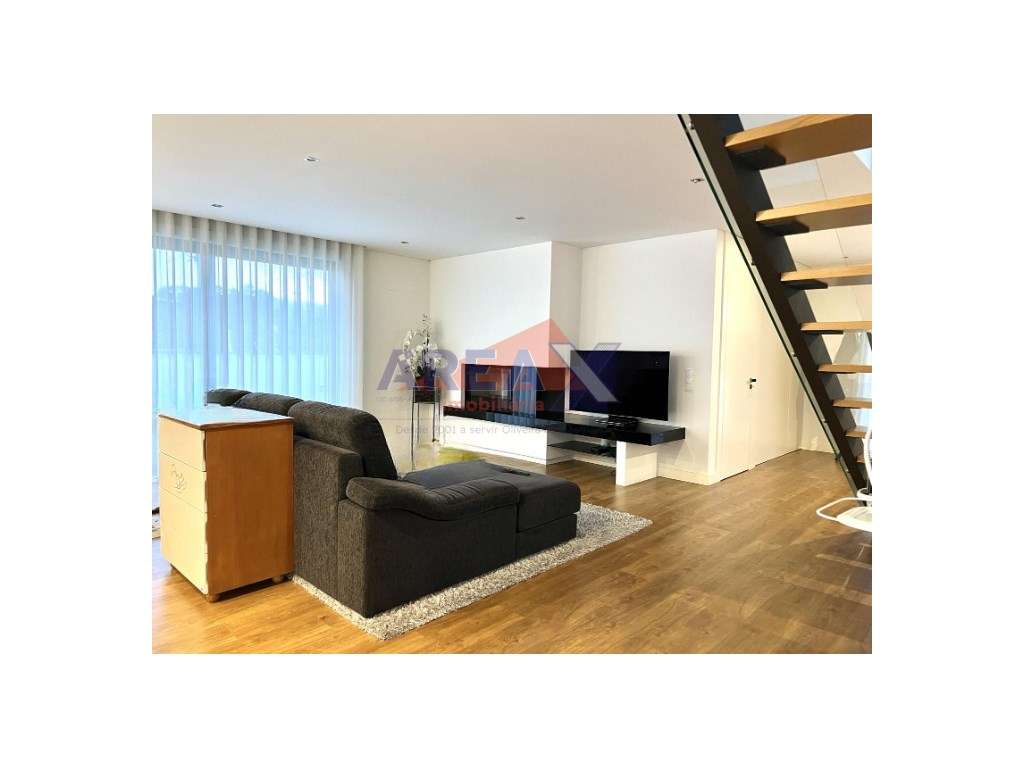 Moradia T4 de Arquitetura Moderna | Excelente Estado-11