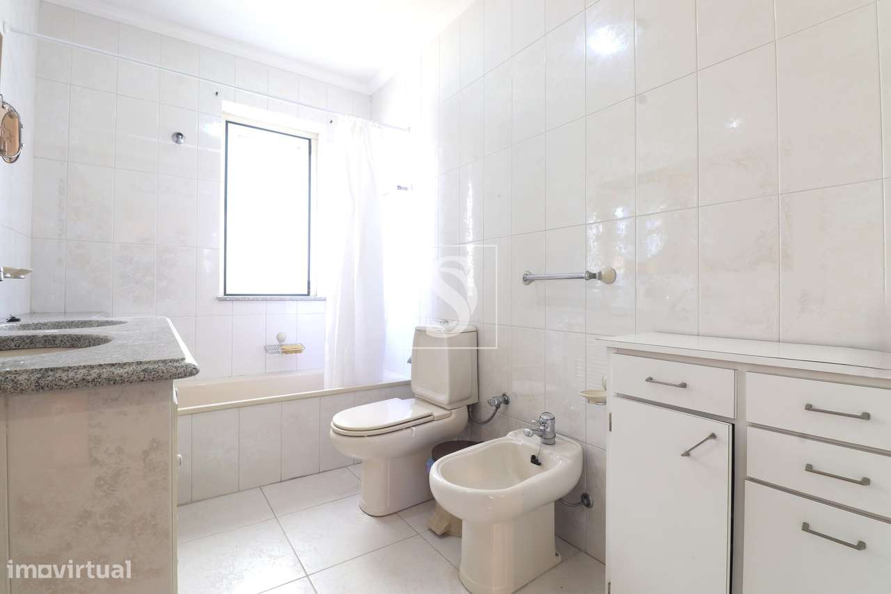 Moradia T6 próxima à Praia, c/ 2 garagens, logradouro e grande jardim - Grande imagem: 4/19