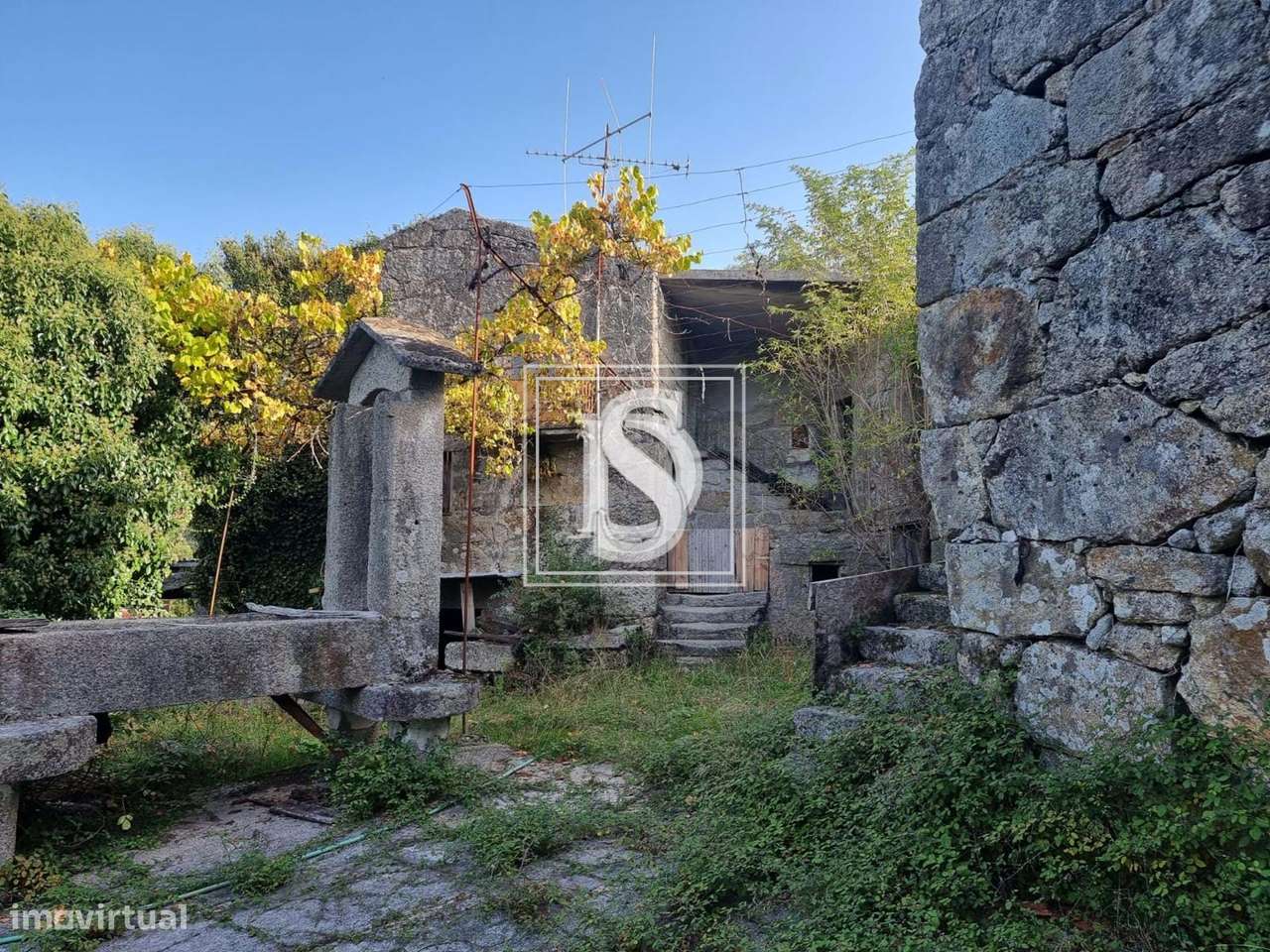 Moradia T5 para Restaurar, com terreno, em Ruivães, Vieira do Minho-9